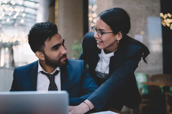 Inhoud Etnische Bebaarde Werknemer Business Suit Vraagt Advies Van Vrolijke — Stockfoto