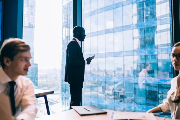 Sidovy Afroamerikansk Affärsman Formell Kostym Håller Mobiltelefon Handen Och Tittar — Stockfoto