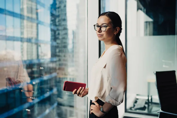 Vista Lateral Joven Dama Negocios Confiada Gafas Con Teléfono Inteligente —  Fotos de Stock