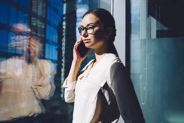 Zapewniono Ambitny Młody Przedsiębiorca Kobieta Białej Bluzce Rozmawia Przez Telefon — Zdjęcie stockowe