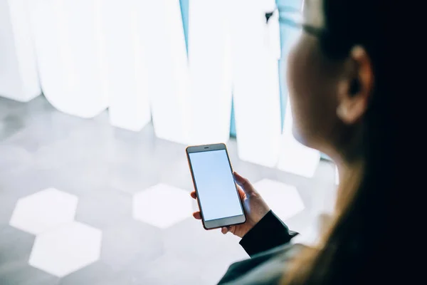 Desde Arriba Hembra Gafas Traje Formal Negro Viendo Smartphone Oficina — Foto de Stock