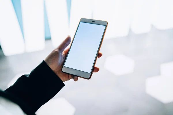 Von Oben Eine Person Schwarzen Anzug Die Das Handy Büro — Stockfoto