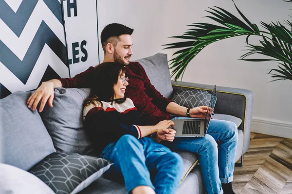 Namorada Positiva Namorado Sentindo Confortável Passar Tempo Juntos Para Assistir — Fotografia de Stock