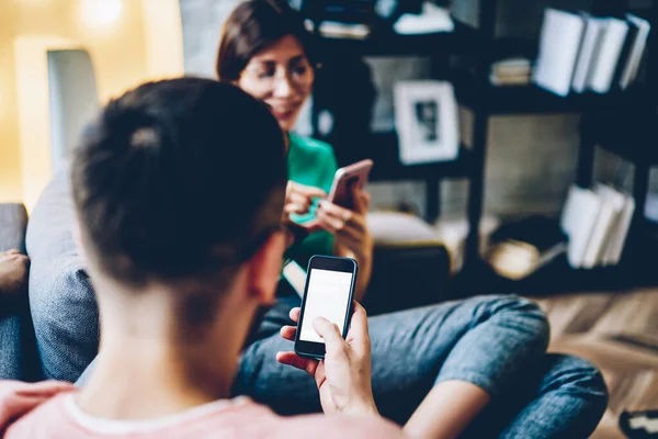 Vue Arrière Jeune Mari Bavarder Ligne Téléphone Mobile Avec Écran — Photo