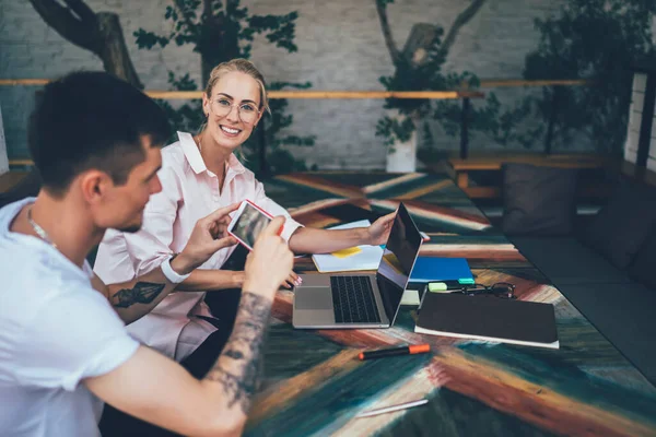 Sidovy Glada Inspirerade Medarbetare Sitter Framför Laptop Och Pappersarbete Man — Stockfoto