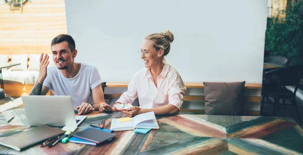 Joyful Freelancers Bright Summer Terrace Talking Inspired Gesturing Freely Laughing — Stock Photo, Image