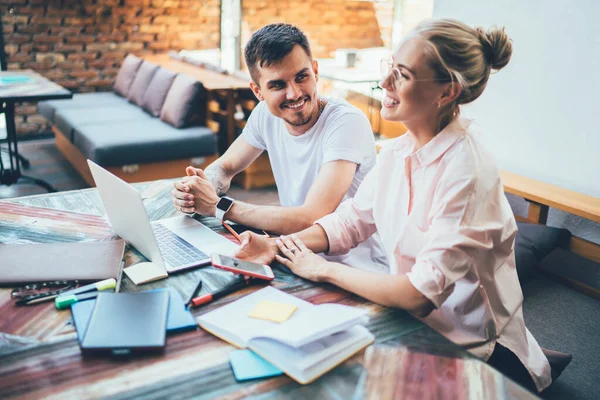 Gledelig Smilende Mann Kvinne Som Ser Inspirerte Til Jobbe Sammen – stockfoto