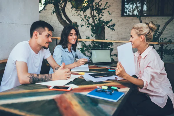 Vrienden Zitten Aan Tafel Met Notitieboekjes Briefpapier Laptop Met Leeg — Stockfoto