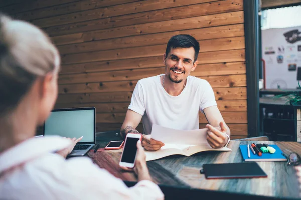 Glada Professionella Intelligenta Manliga Anställd Läsa Arbetspapper Ockupation Med Kollegor — Stockfoto