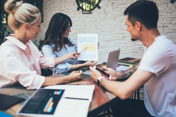 Affärskvinna Med Hjälp Information Från Rapporten Och Att Låta Företag — Stockfoto