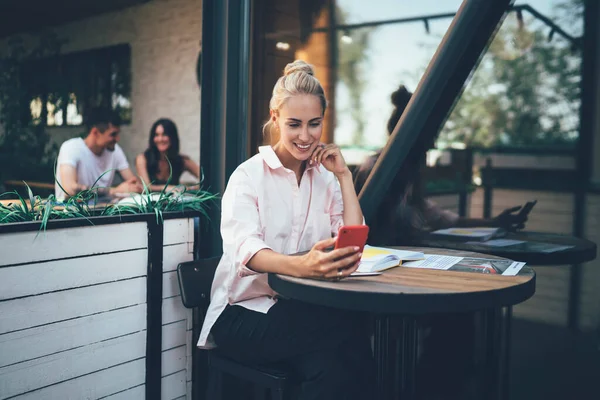 Jovem Feliz Blusa Casual Lendo Boas Notícias Smartphone Enquanto Senta — Fotografia de Stock