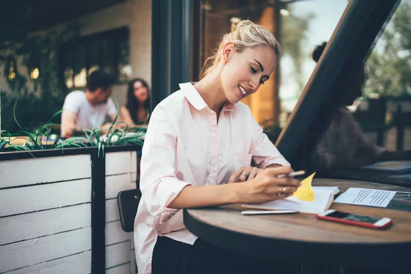 Vista Laterale Della Moderna Donna Impegnata Successo Seduta Tavola Sulla — Foto Stock