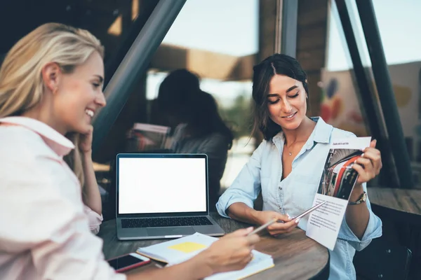 Frau Legerer Kleidung Zeigt Stift Auf Papier Und Teilt Projektdetails — Stockfoto