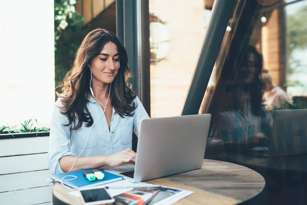 Mujer Negocios Alegre Con Camisa Azul Sentada Mesa Cafetería Calle —  Fotos de Stock