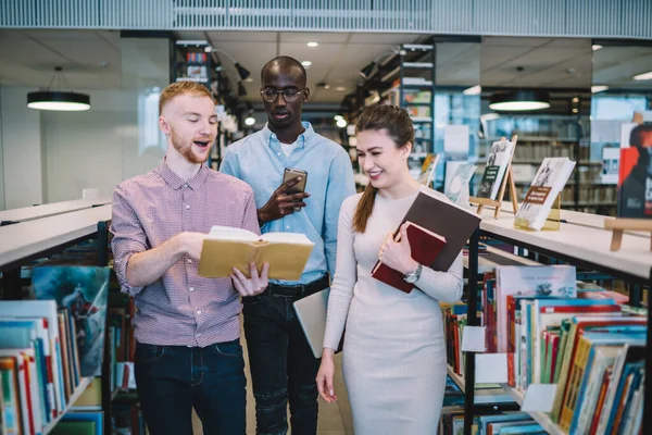 Entusiastas Jovens Estudantes Multiétnicos Conversando Sorrindo Livro Aberto Mão Segurando — Fotografia de Stock