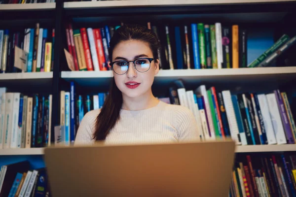 Baixo Ângulo Mulher Cabelos Escuros Focada Óculos Sentados Biblioteca Lado — Fotografia de Stock