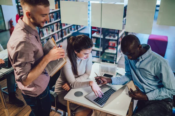 Cima Vista Sorrir Diversos Alunos Discutindo Projeto Enquanto Com Livro — Fotografia de Stock