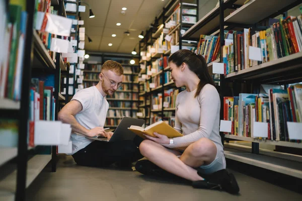 Beschäftigter Und Konzentrierter Männlicher Student Lässiger Kleidung Und Brille Sitzt — Stockfoto