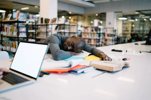 Estudiante Negro Pacífico Sentado Mesa Biblioteca Durmiendo Los Papeles Delante —  Fotos de Stock