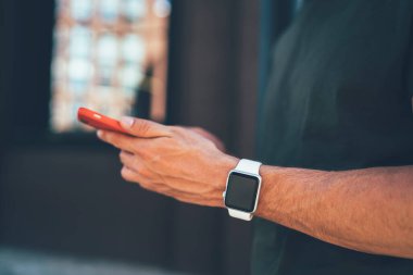 Çağdaş ve gelişmiş teknoloji kavramı insan elinin elektronik kol saati ile kırpılmış görüntüsü 4G ile bağlantılı mobil uygulamalar hakkında yararlı bilgiler arıyor