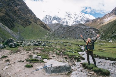 Peru 'nun doğal ortamında özgürlüğün tadını çıkaran tasasız yürüyüşçü. Gezgin şehveti keşfetmek için huzurlu Ulusal Park' ta dinlenen sırt çantalı mutlu kadın.