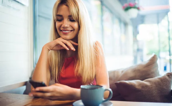 Fiatal Tartalom Szőke Használ Mobiltelefon Álla Pihen Kezét Miközben Kávészünet — Stock Fotó