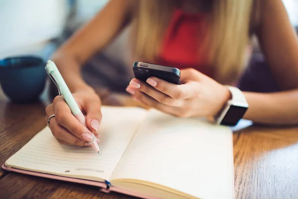 Crop Blonde Frau Trägt Smart Watch Mit Handy Und Schreiben — Stockfoto