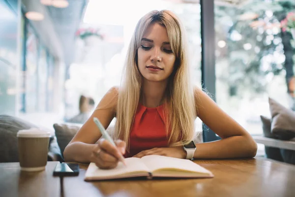 Serieuze Jonge Vrouw Casual Outfit Schrijven Herinneringen Open Notebook Terwijl — Stockfoto