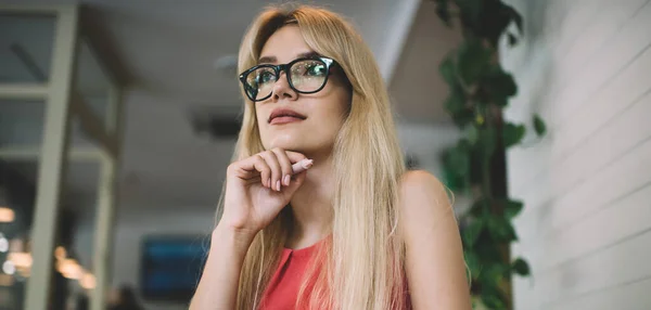 Smart Ung Kvinna Glasögon Och Med Kopp Dryck För Att — Stockfoto