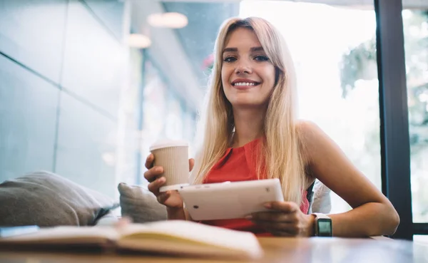 Joyeux Jeune Femme Avec Tasse Boisson Pour Aller Tablette Souriant — Photo