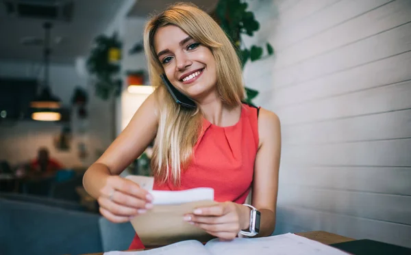 Jovem Empresária Encantadora Alegre Olhando Para Câmera Falando Celular Segurando — Fotografia de Stock