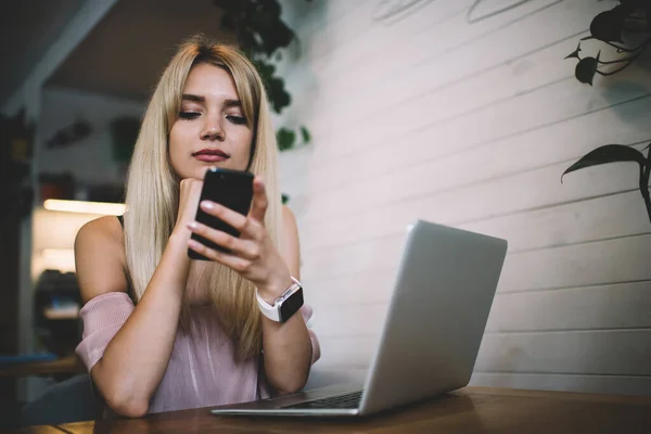 Hedendaagse Vrouwelijke Student Draagt Slimme Horloge Controleren Bericht Mobiele Telefoon — Stockfoto