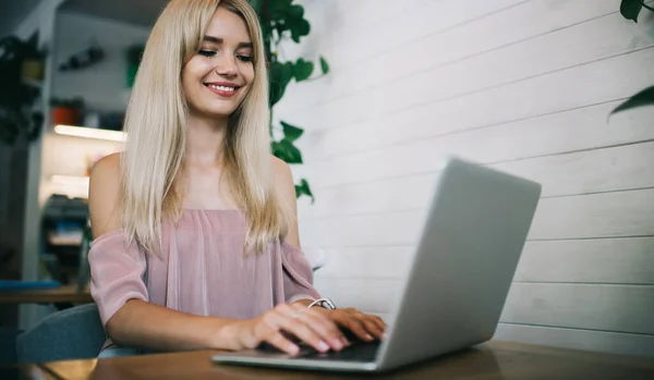 Joven Blogger Alegre Escribiendo Portátil Trabajando Nuevo Artículo Para Sitio — Foto de Stock