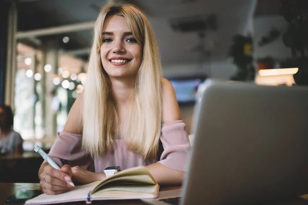 Joven Rubia Vistiendo Vestido Rosa Claro Sonriendo Mirando Cámara Mientras —  Fotos de Stock