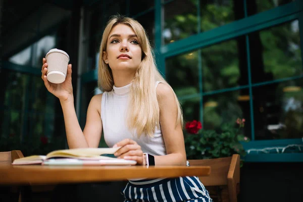 Jonge Langharige Blonde Holding Kopje Koffie Keerpagina Van Planner Terwijl — Stockfoto