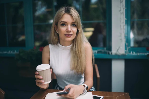 Jonge Langharige Blonde Vrouw Met Behulp Van Mobiele Telefoon Terwijl — Stockfoto