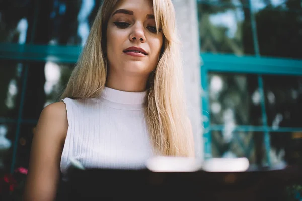 Låg Vinkel Ung Blond Kvinna Bär Vit Ärmlös Polotröja Och — Stockfoto