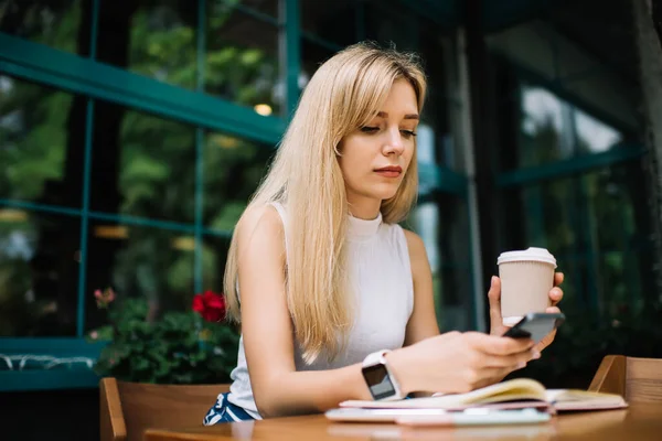 Jonge Blonde Vrouw Draagt Mouwloze Coltrui Digitaal Horloge Geconcentreerd Het — Stockfoto