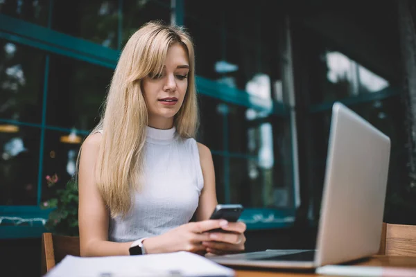 Jeune Femme Blonde Vêtue Col Roulé Sans Manches Tenant Smartphone — Photo