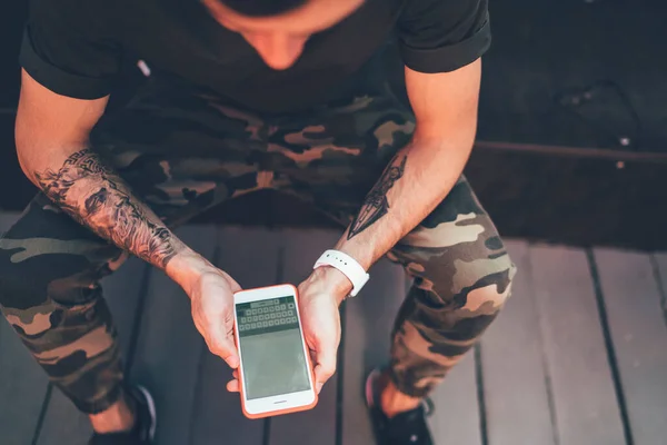 Zorgeloze Man Casual Kleding Met Tatoeages Met Behulp Van Smartphone — Stockfoto