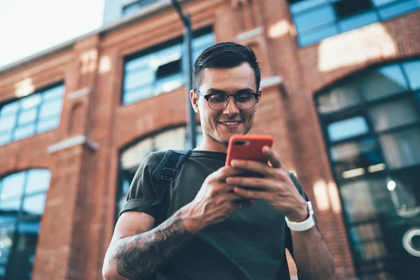 Nedan Bild Glada Kaukasiska Hipster Kille Med Moderna Cellulära Gadget — Stockfoto