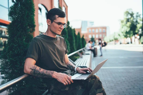 Sidovy Nöjda Ungdomlig Frilansande Man Glasögon Och Casual Kläder Skriva — Stockfoto