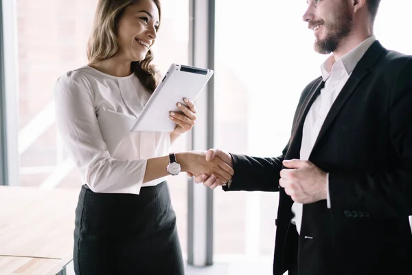 Trabajadora Oficina Sonriente Con Tableta Reloj Ropa Formal Estrechando Mano —  Fotos de Stock