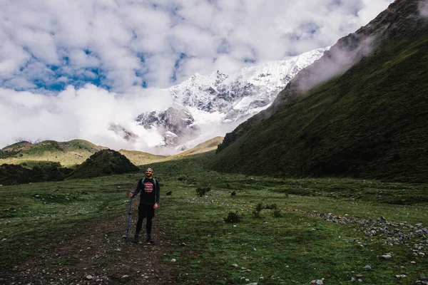 Hombre Feliz Turista Con Palos Viaje Disfrutando Belleza Las Montañas — Foto de Stock