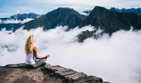 Visão Traseira Mulher Turista Sentada Lótus Posar Relaxante Admirando Vista — Fotografia de Stock