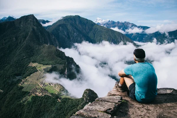 Visão Traseira Homem Profissional Vestido Desgaste Ativo Descansando Pico Montanha — Fotografia de Stock
