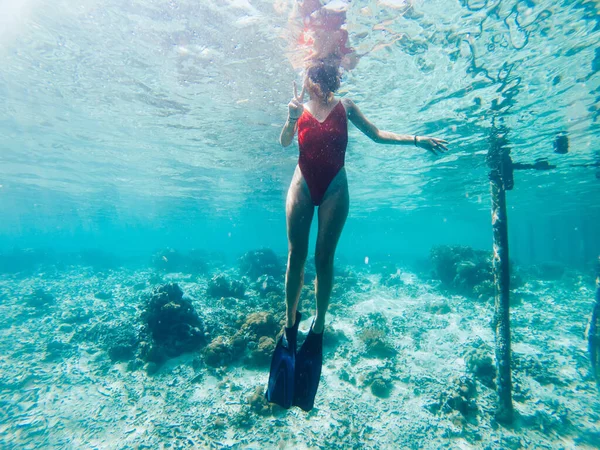Молодая Женщина Плавательной Маске Красном Бикини Наслаждающаяся Подводной Экскурсией Изучения — стоковое фото