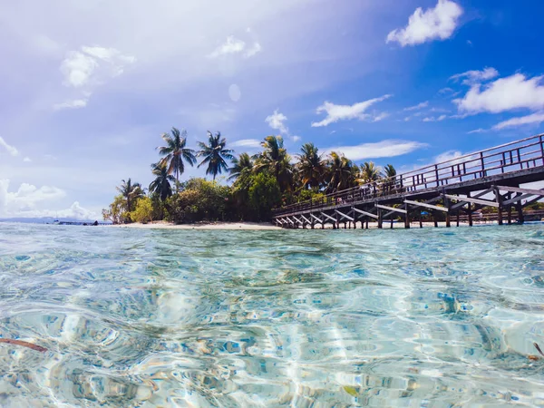 평온하고 매혹적 이국적 휴양지가 몰디브의 망망대해 들에서 여름을 즐기는 아름다운 — 스톡 사진