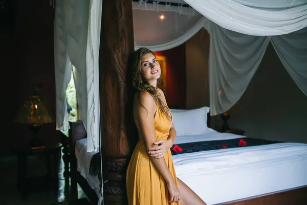 Ελκυστική Σαγηνευτική Ενήλικη Ξανθιά Κυρία Πορτοκαλί Φόρεμα Κοιτάζοντας Την Κάμερα — Φωτογραφία Αρχείου