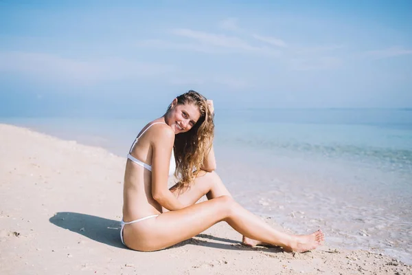 Pełne Ciało Białych Strojach Kąpielowych Uśmiechnięte Patrzące Kamerę Siedząc Blisko — Zdjęcie stockowe